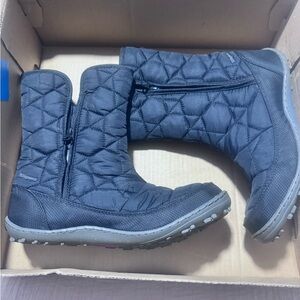 Columbia boots for boy size 7 , color black ,zipper in a side